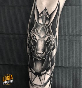 tatuaje_brazo_anubis_Logia_Barcelona_Jas